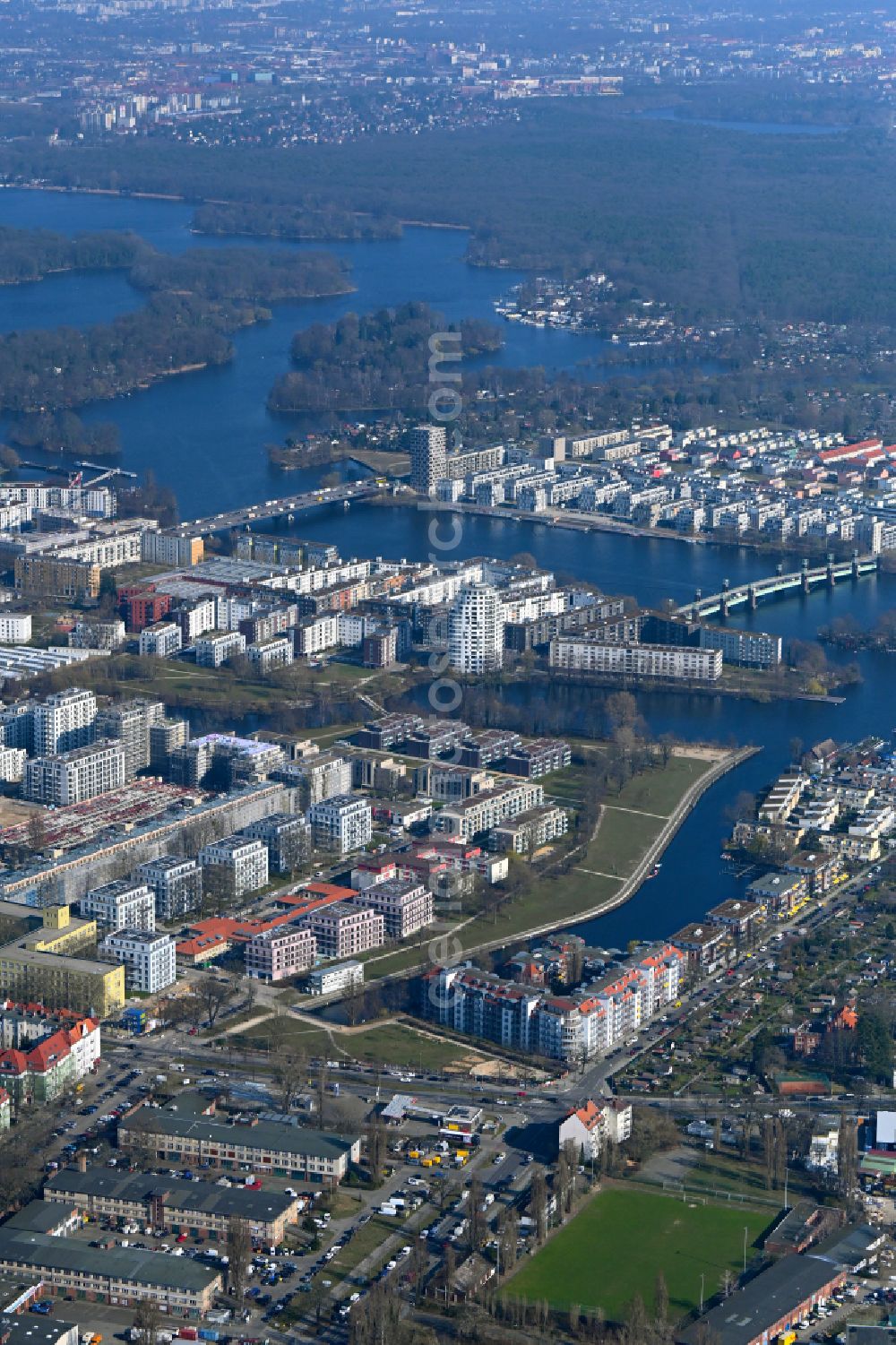 Aerial photograph Berlin - City view on the banks of the Havel river in the Spandau Hakenfelde district in Berlin, Germany