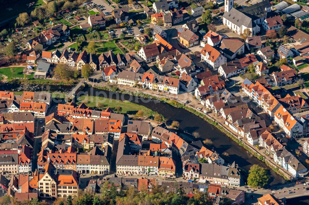 Aerial photograph Wolfach - City view on the river bank of the Kinzig river in Wolfach in the state Baden-Wurttemberg, Germany