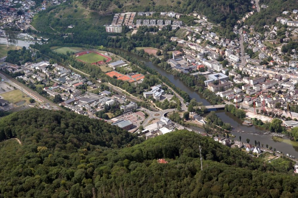 Bad Ems from the bird's eye view: City view on the river bank of Lahn in Bad Ems in the state Rhineland-Palatinate, Germany. Between the river and the side channel to the lock is the island of Silberau with sports facilities and the district administration