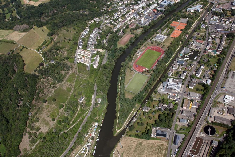 Aerial photograph Bad Ems - City view on the river bank of Lahn in Bad Ems in the state Rhineland-Palatinate, Germany. Between the river and the side channel to the lock is the island of Silberau with sports facilities and the district administration
