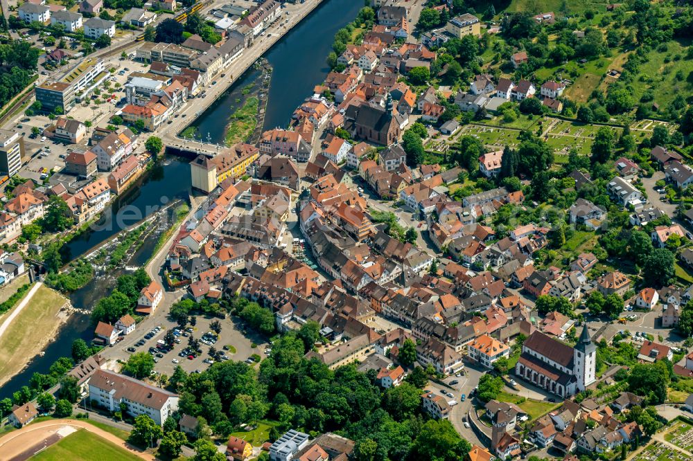 Gernsbach from the bird's eye view: City view on the river bank Murg in Gernsbach in the state Baden-Wuerttemberg, Germany