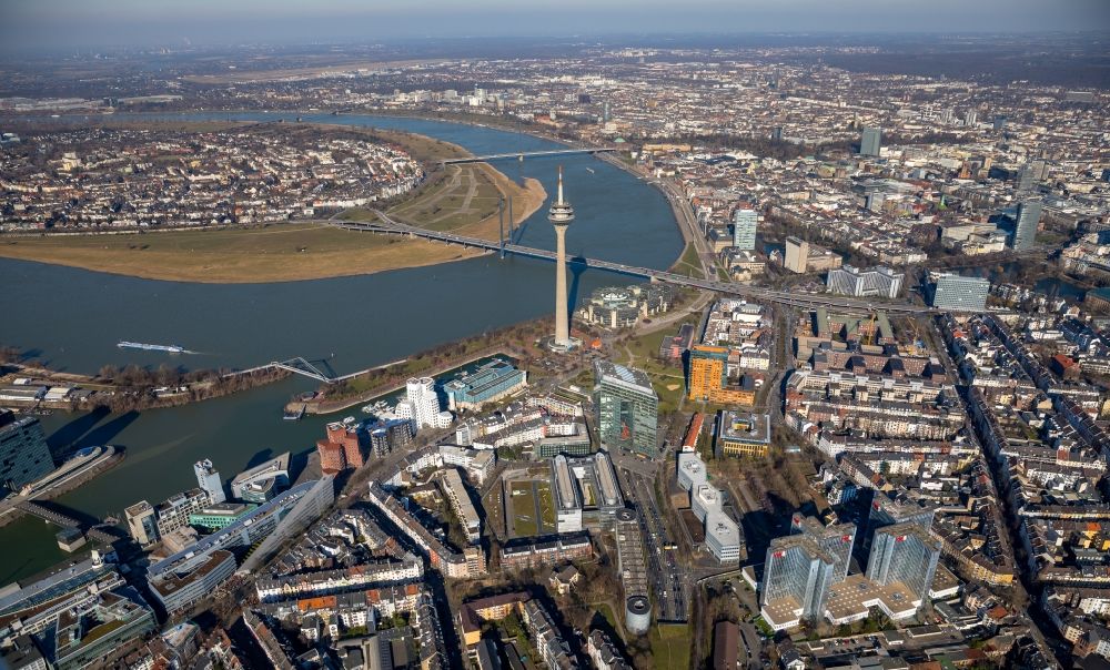 Aerial photograph Düsseldorf - City view on the river bank of the Rhine river in Duesseldorf in the state North Rhine-Westphalia, Germany