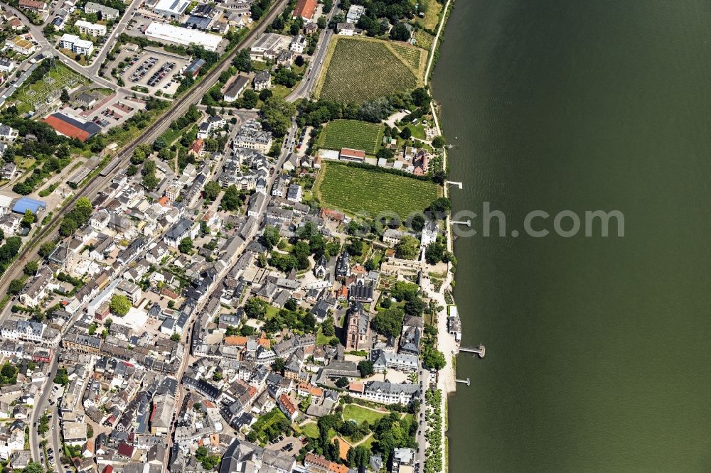Aerial image Eltville am Rhein - City view on the river bank of the Rhine river in Eltville am Rhein in the state Hesse, Germany