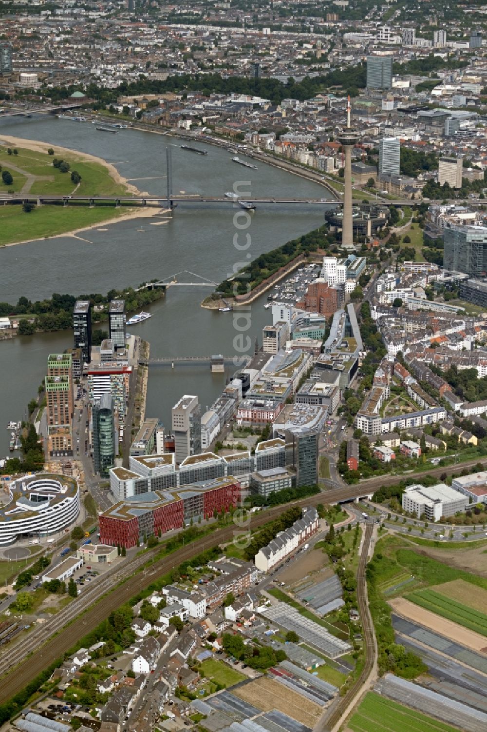 Düsseldorf from the bird's eye view: City view on the river bank of Rhein on Medienhafen in Duesseldorf at Ruhrgebiet in the state North Rhine-Westphalia, Germany