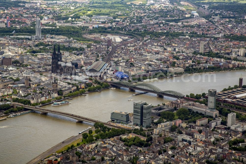 Köln from the bird's eye view: City view on the river bank of the Rhine river in the district Innenstadt in Cologne in the state North Rhine-Westphalia, Germany