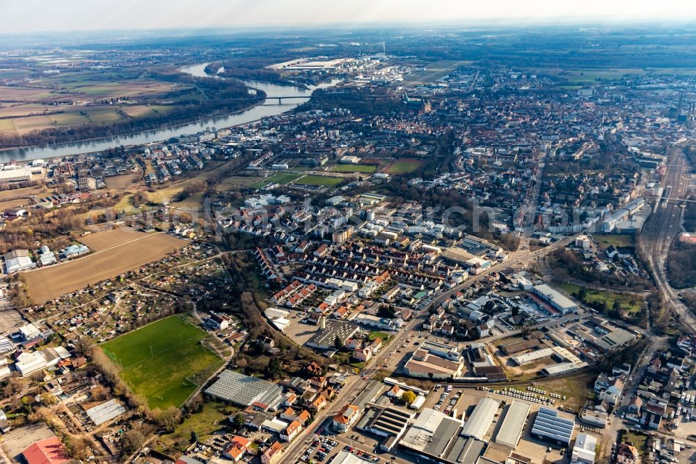Aerial photograph Speyer - City view from the river bank of the Rhine in the East to the railroad tracks in the West in Speyer in the state Rhineland-Palatinate, Germany