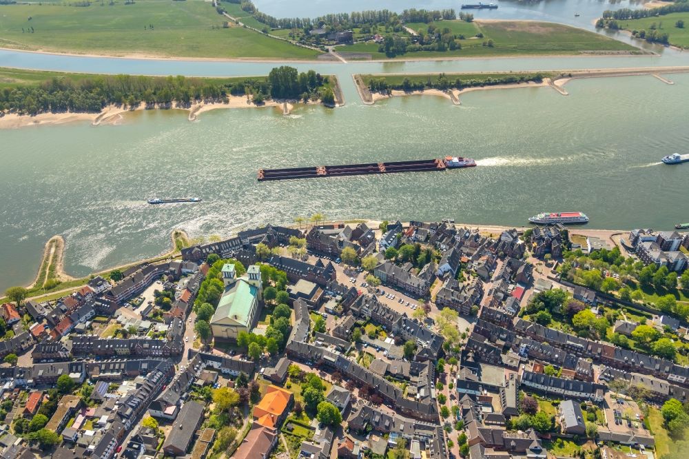 Rees from the bird's eye view: City view on the river bank of the Rhine river in Rees in the state North Rhine-Westphalia, Germany