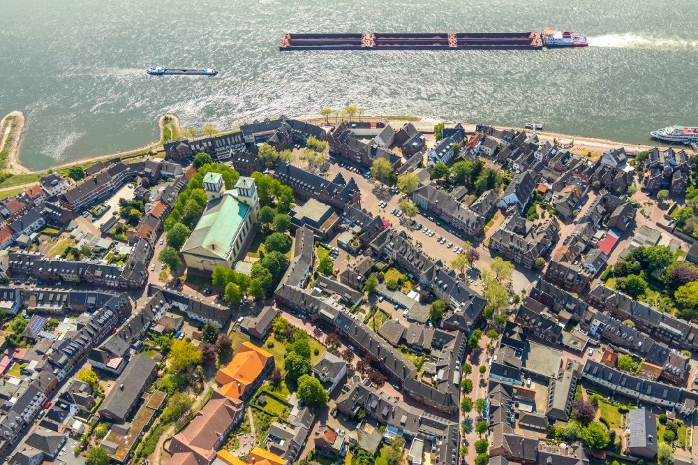 Aerial image Rees - City view on the river bank of the Rhine river in Rees in the state North Rhine-Westphalia, Germany