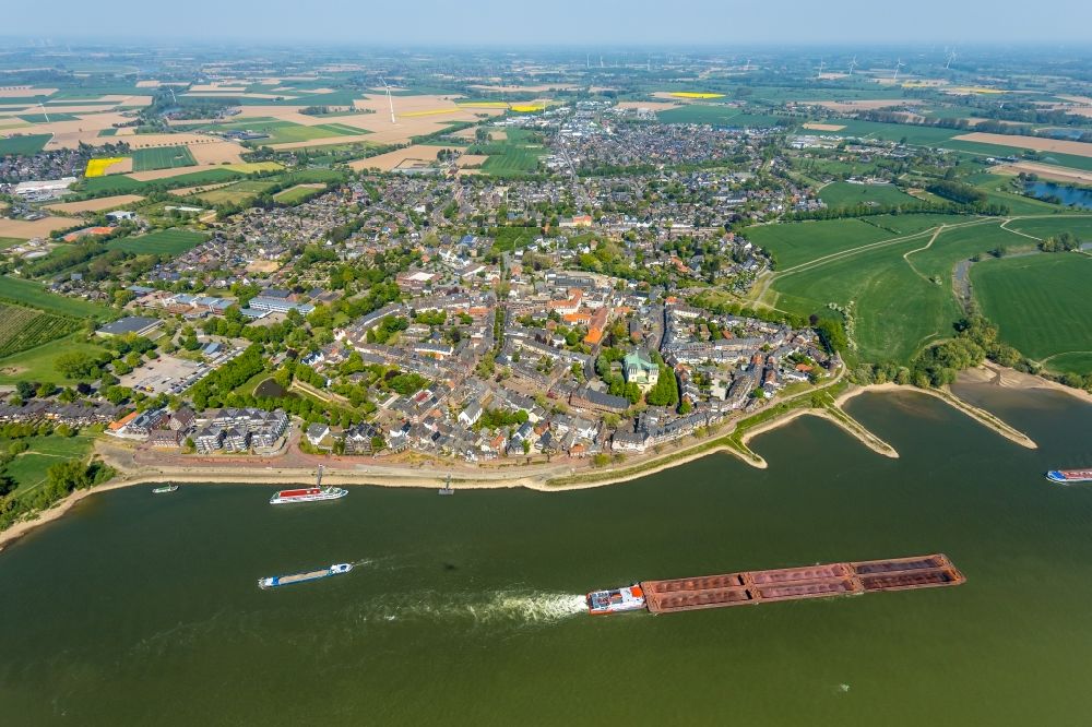 Rees from the bird's eye view: City view on the river bank of the Rhine river in Rees in the state North Rhine-Westphalia, Germany