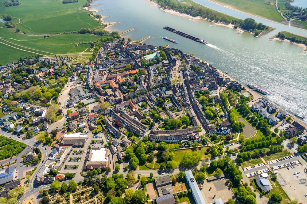 Aerial photograph Rees - City view on the river bank of the Rhine river in Rees in the state North Rhine-Westphalia, Germany