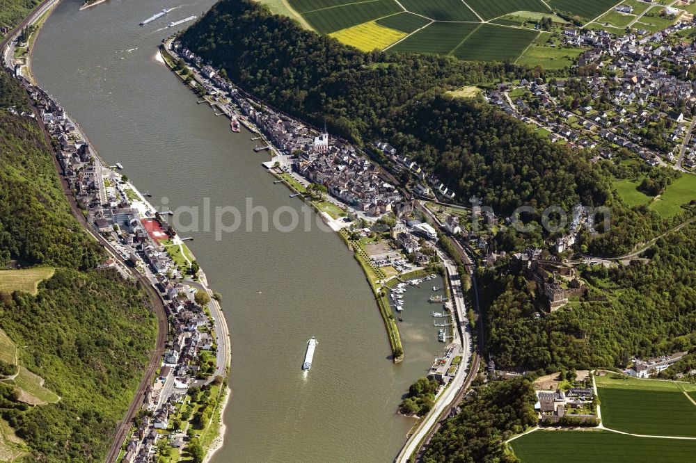 Sankt Goar from the bird's eye view: City view on the river bank of the Rhine river in Sankt Goar in the state Rhineland-Palatinate, Germany