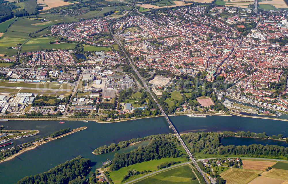 Aerial photograph Speyer - City view on the river bank of the Rhine river in Speyer in the state Rhineland-Palatinate, Germany
