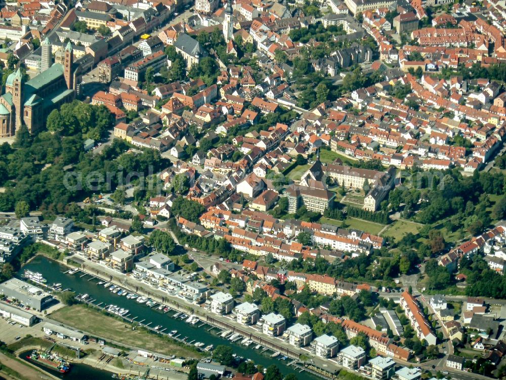 Speyer from the bird's eye view: City view on the river bank Rhine in Speyer in the state Rhineland-Palatinate, Germany