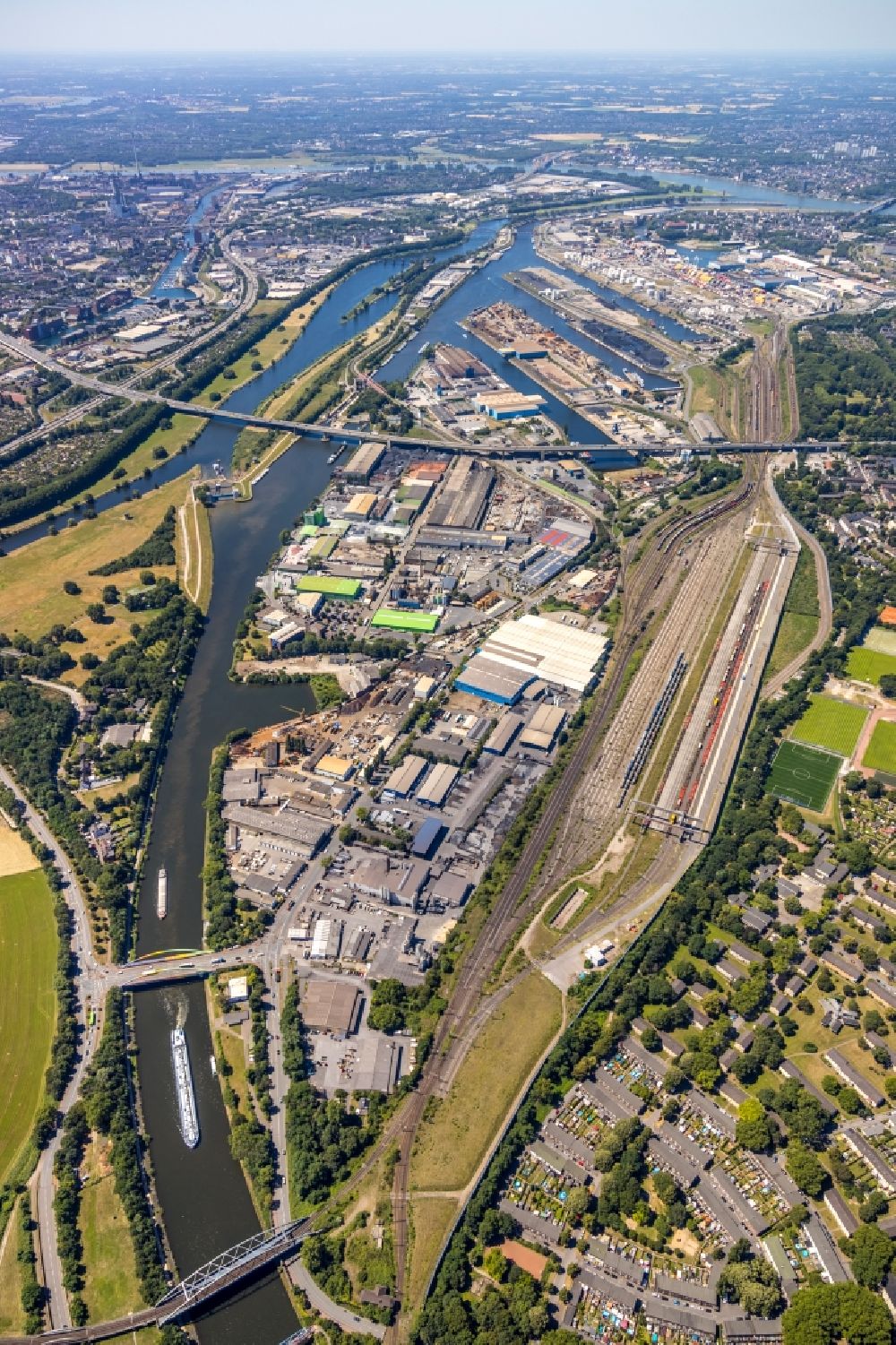 Aerial photograph Duisburg - City view on the river bank on Ruhr in the district Mittelmeiderich in Duisburg in the state North Rhine-Westphalia, Germany