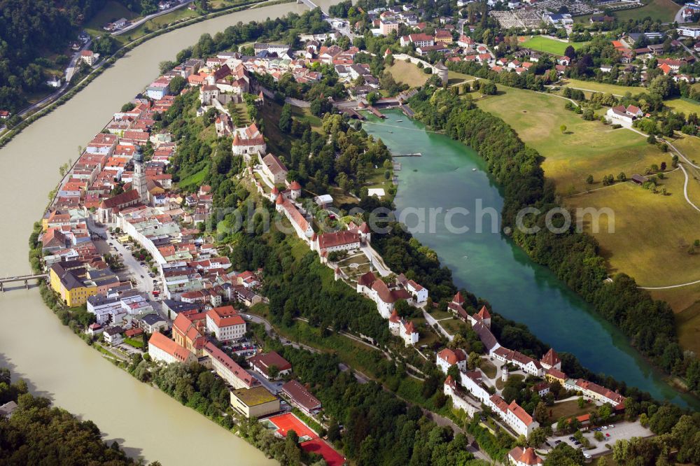 Aerial photograph Burghausen - City view on the river bank of Salzach in Burghausen in the state Bavaria, Germany