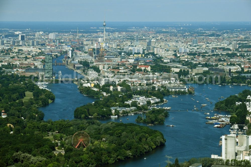Berlin from the bird's eye view: City view on the river bank of Spree - island Stralau and lake Rummelsburger See in the district Friedrichshain in Berlin, Germany