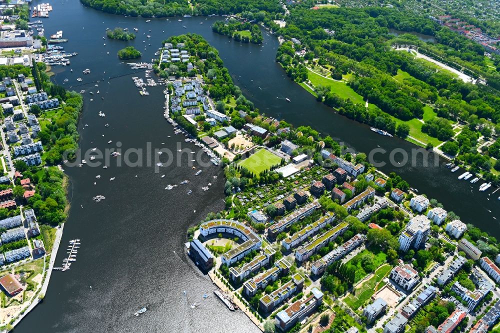 Aerial photograph Berlin - City view on the river bank of Spree - island Stralau and lake Rummelsburger See in the district Friedrichshain in Berlin, Germany
