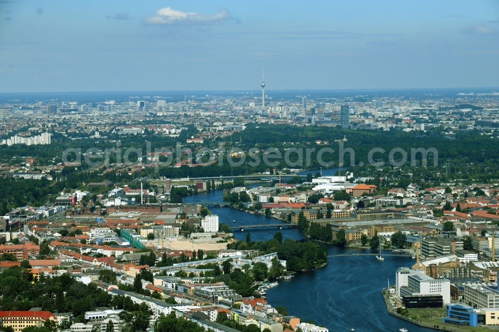 Aerial photograph Berlin - City view Oberschoeneweide and Niederschoeneweide on the river bank of Spree River in the district Schoeneweide in Berlin, Germany