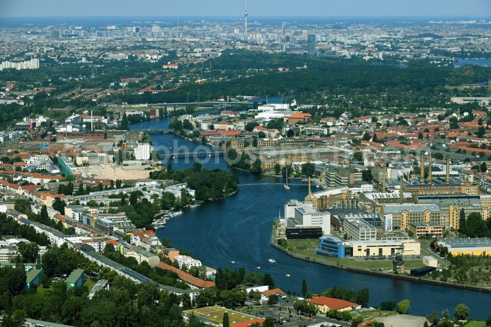 Aerial image Berlin - City view Oberschoeneweide and Niederschoeneweide on the river bank of Spree River in the district Schoeneweide in Berlin, Germany