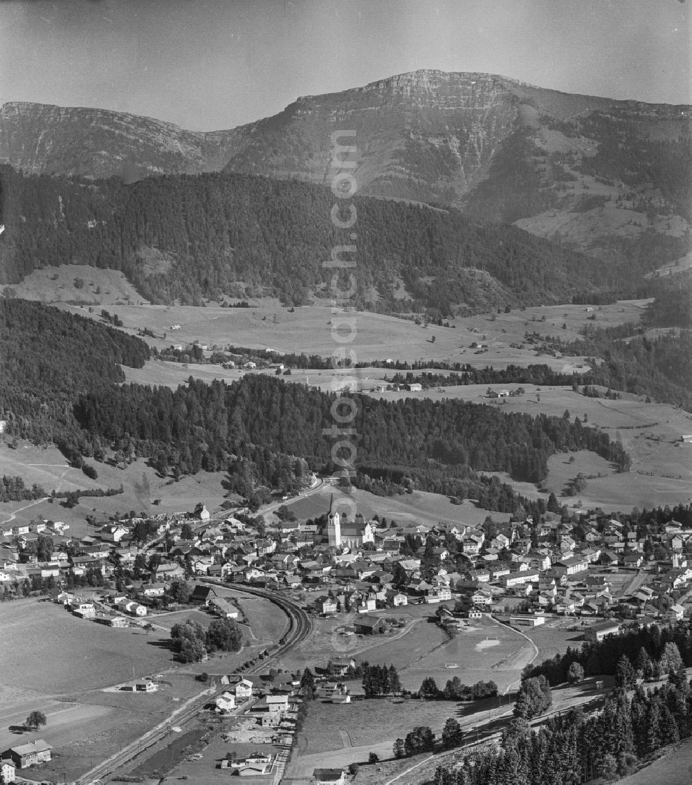 Aerial image Oberstaufen - City view of the inner city area in the valley surrounded by mountains in Allgaeu in Oberstaufen in the state Bavaria, Germany