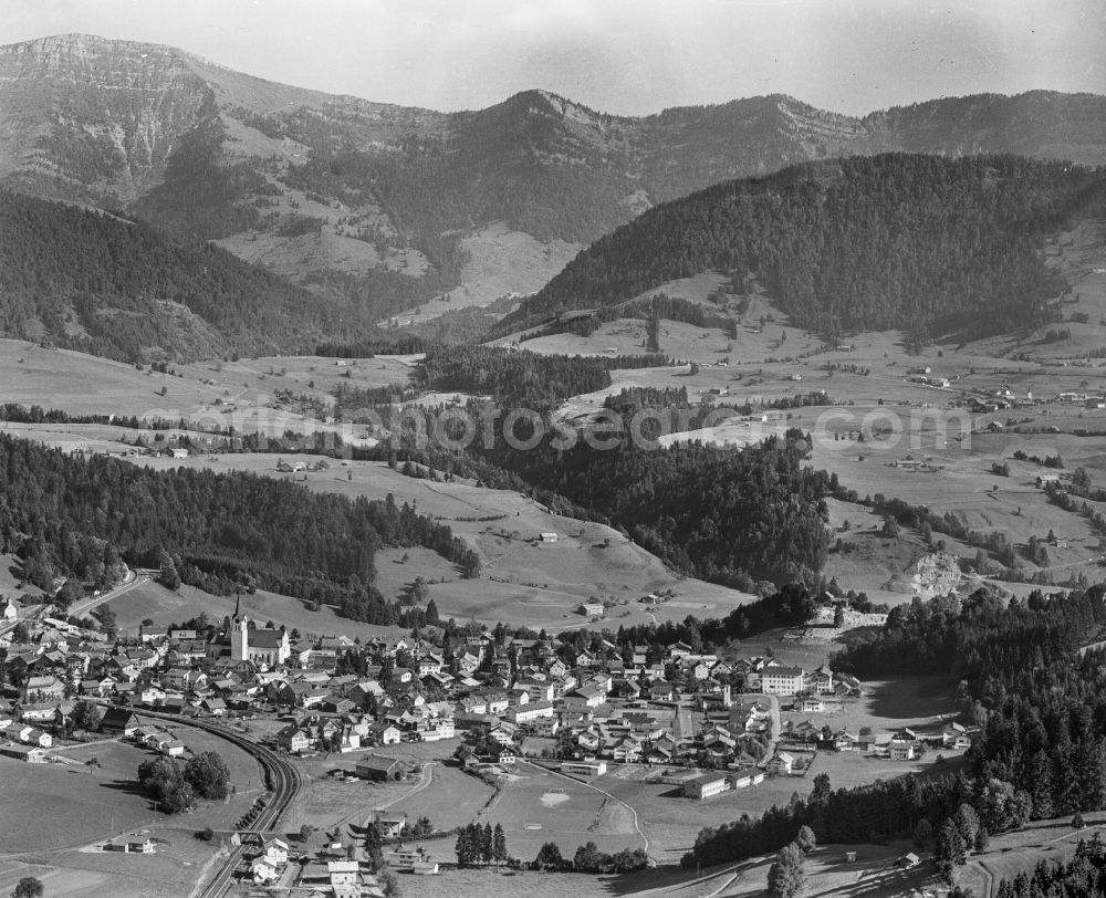 Aerial photograph Oberstaufen - City view of the inner city area in the valley surrounded by mountains in Allgaeu in Oberstaufen in the state Bavaria, Germany