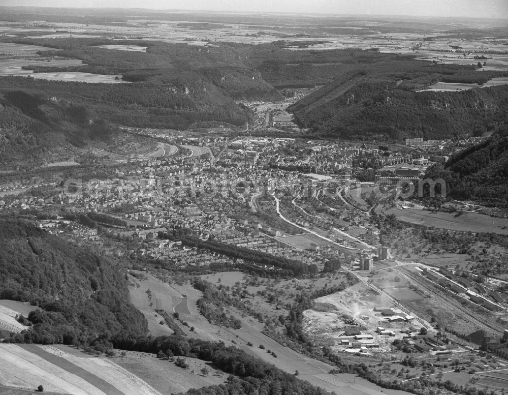 Aerial photograph Geislingen an der Steige - City view of the inner city area in the valley surrounded by mountains in Geislingen an der Steige in the state Baden-Wuerttemberg, Germany
