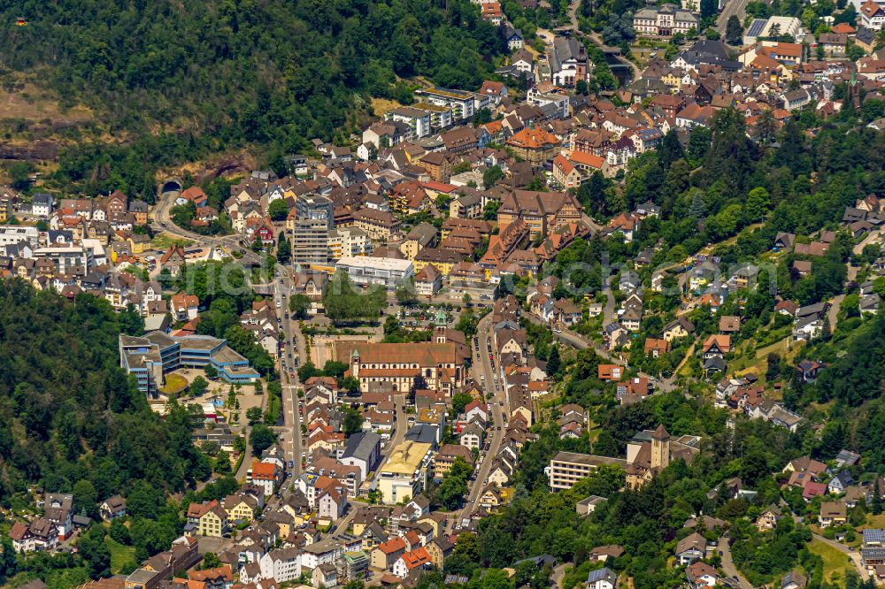 Schramberg from the bird's eye view: City view of the inner city area in the valley surrounded by mountains in Schramberg at Schwarzwald in the state Baden-Wuerttemberg, Germany