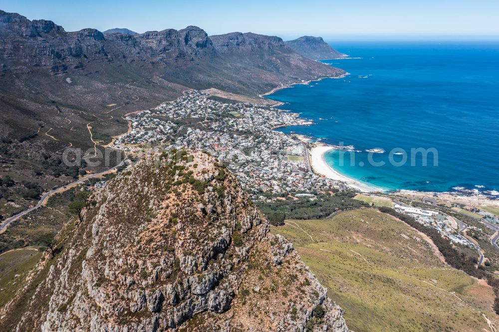 Kapstadt from the bird's eye view: City view of the inner city area in the valley surrounded by mountains Table Mountain, twelve apostle and Lion'sHead in the district Camps Bay in Cape Town in Western Cape, South Africa