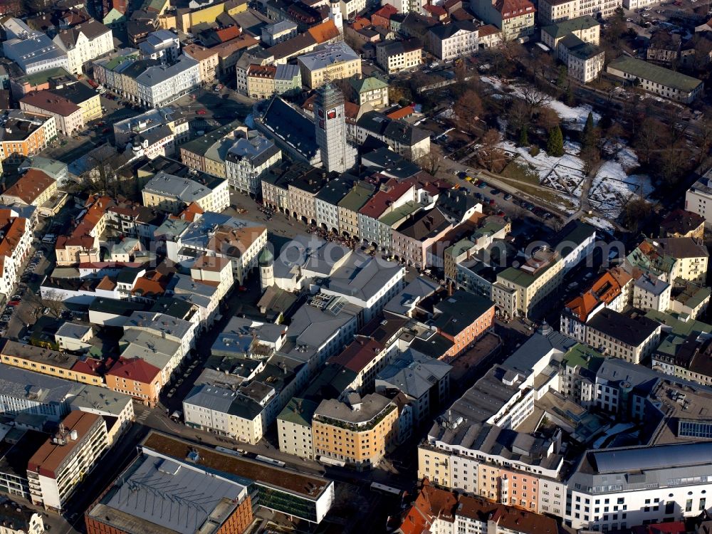 Rosenheim from the bird's eye view: View of the town centre of the snow-covered Rosenheim in the state of Bavaria. The scaffolded church tower of Saint Nikolaus Church on Ludwigs Square can be seen as well as the Riedergarten Park and historical buildings and residential houses