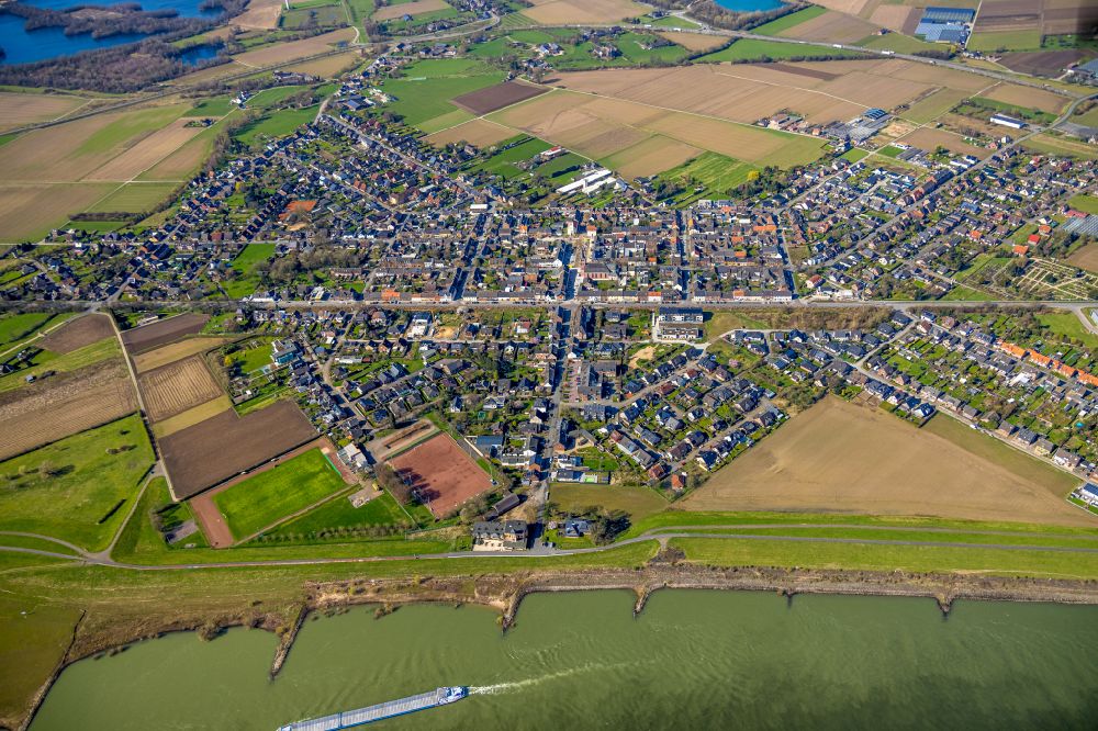 Aerial image Büderich - Urban area with outskirts and inner city area on the edge of agricultural fields and arable land in Buederich at Ruhrgebiet in the state North Rhine-Westphalia, Germany