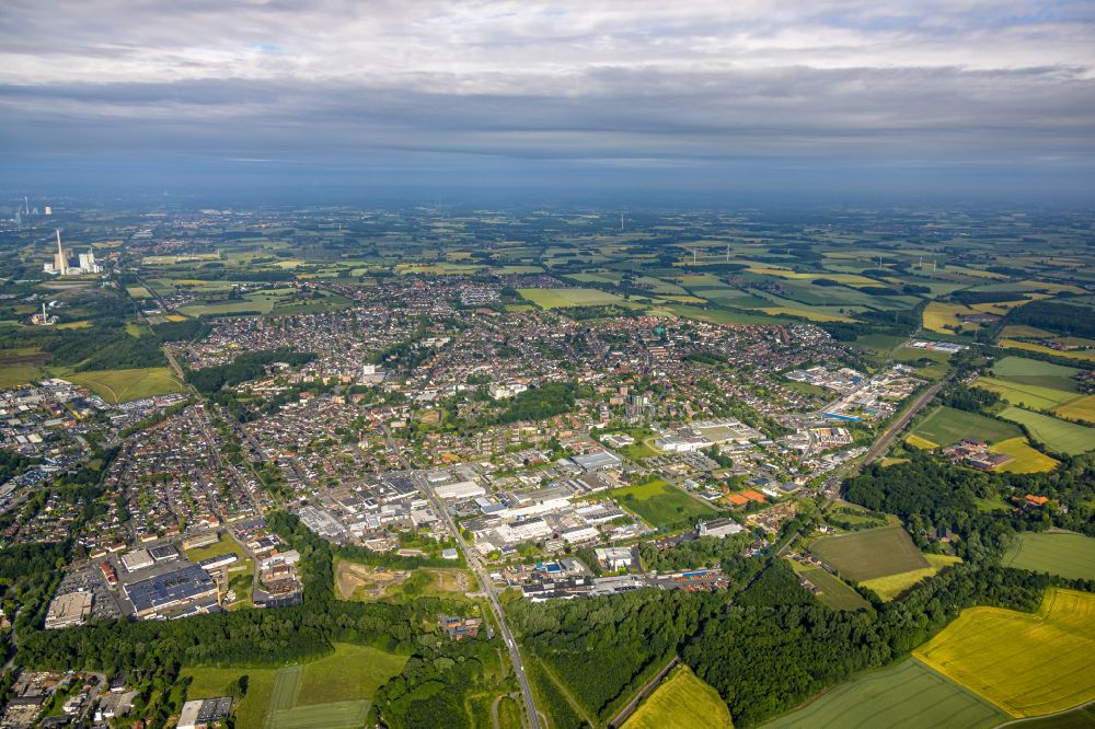 Aerial photograph Bockum-Hövel - Urban area with outskirts and inner city area on the edge of agricultural fields and arable land in Bockum-Hövel at Ruhrgebiet in the state North Rhine-Westphalia, Germany