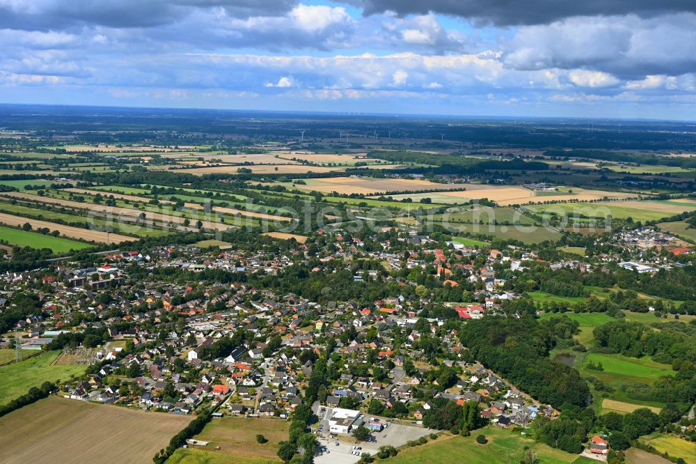 Aerial photograph Bornhöved - Urban area with outskirts and inner city area on the edge of agricultural fields and arable land in Bornhoeved in the state Schleswig-Holstein, Germany