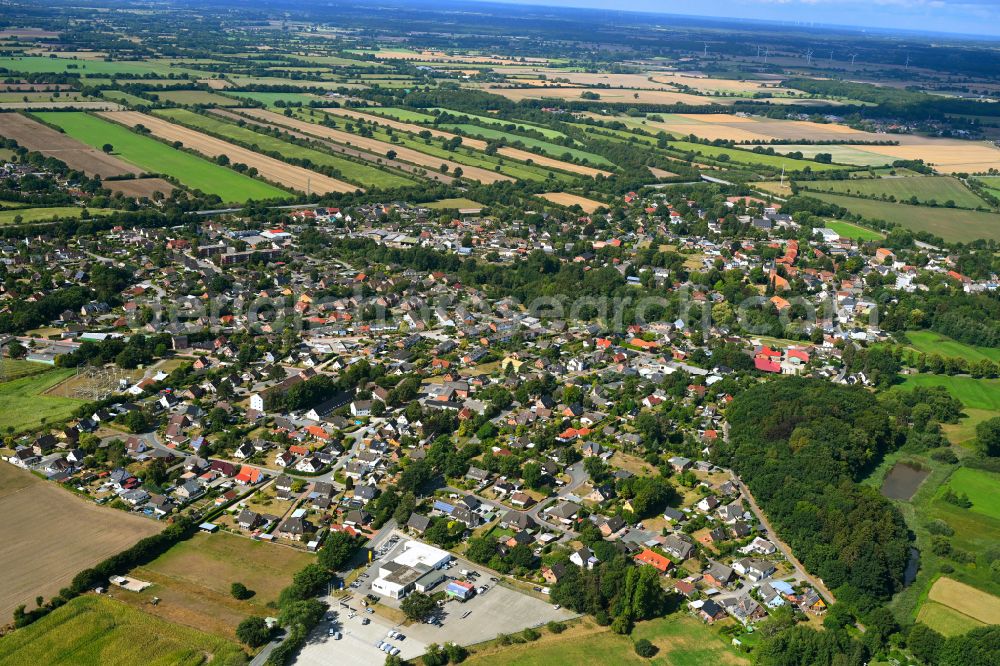 Bornhöved from the bird's eye view: Urban area with outskirts and inner city area on the edge of agricultural fields and arable land in Bornhoeved in the state Schleswig-Holstein, Germany