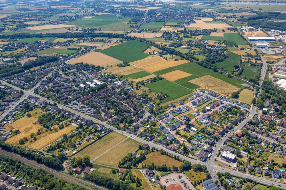 Friedrichsfeld from the bird's eye view: Urban area with outskirts and inner city area on the edge of agricultural fields and arable land in Friedrichsfeld in the state North Rhine-Westphalia, Germany