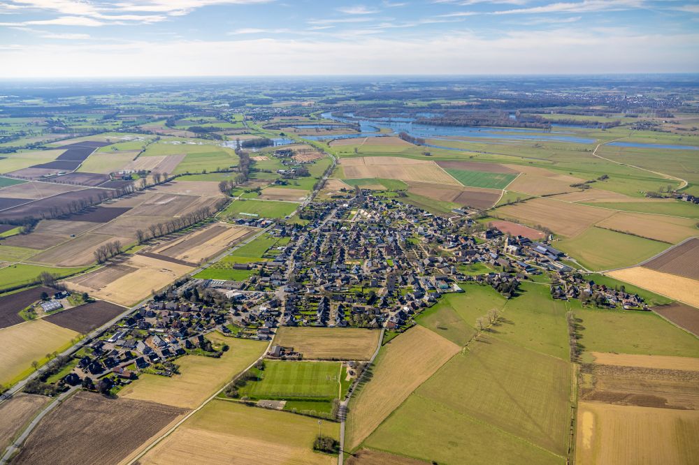 Ginderich from the bird's eye view: Urban area with outskirts and inner city area on the edge of agricultural fields and arable land in Ginderich in the state North Rhine-Westphalia, Germany