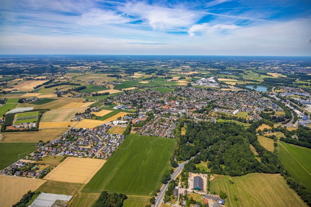 Aerial photograph Hamminkeln - Urban area with outskirts and inner city area on the edge of agricultural fields and arable land in Hamminkeln in the state North Rhine-Westphalia, Germany