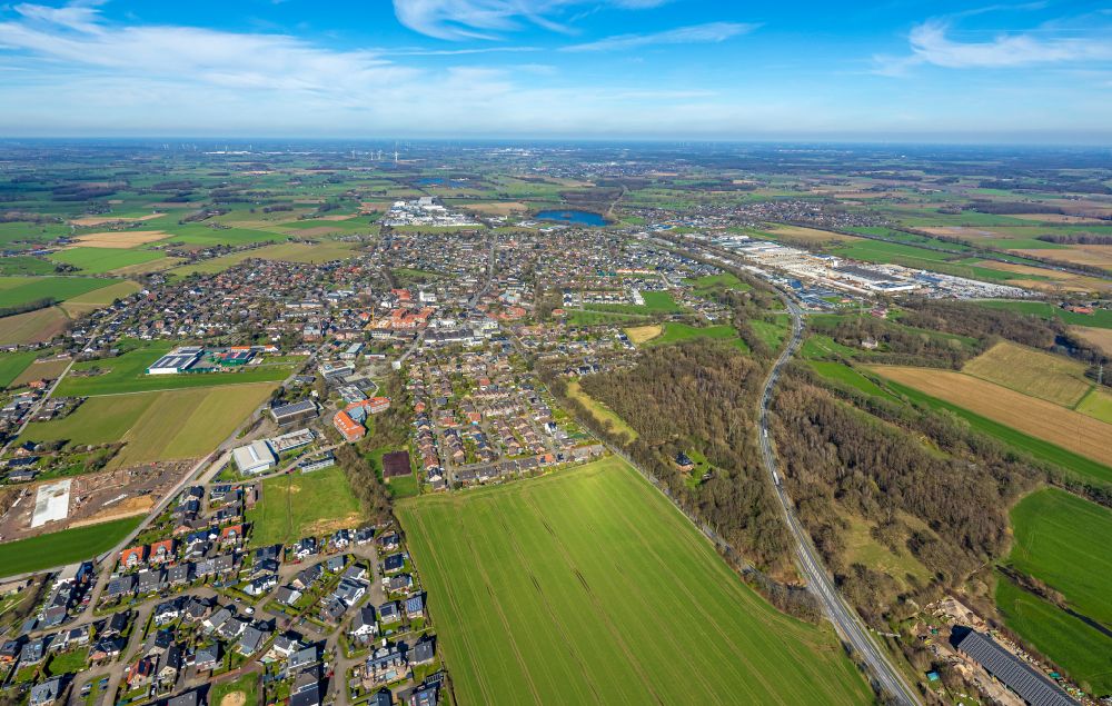 Aerial photograph Hamminkeln - Urban area with outskirts and inner city area on the edge of agricultural fields and arable land in Hamminkeln in the state North Rhine-Westphalia, Germany