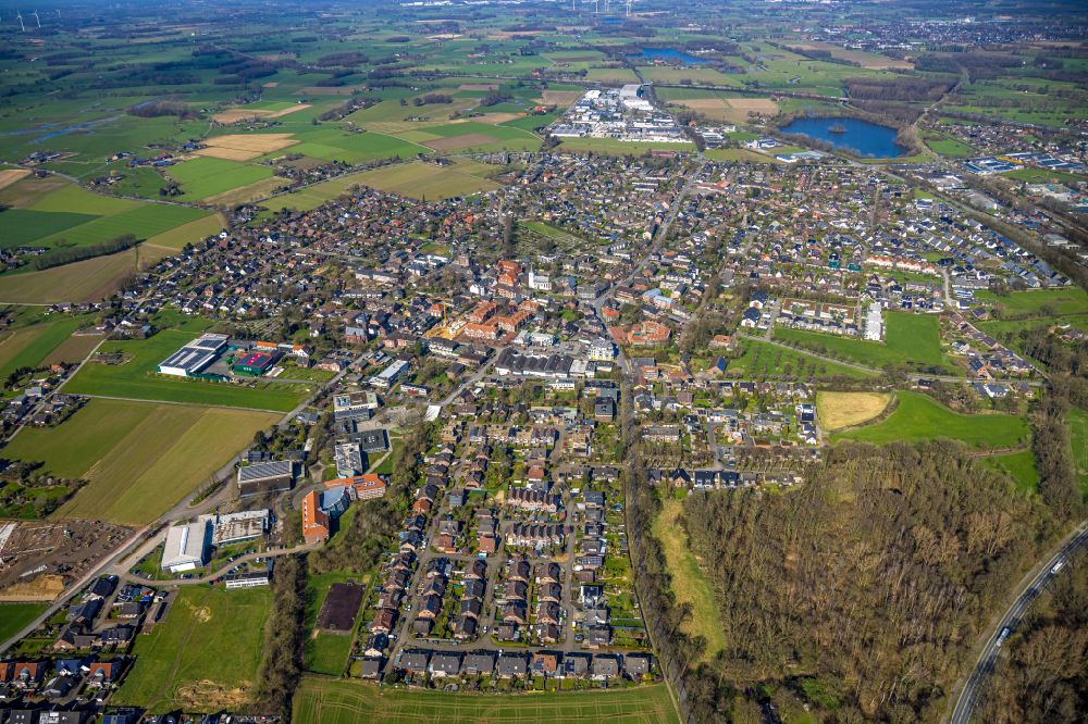 Hamminkeln from the bird's eye view: Urban area with outskirts and inner city area on the edge of agricultural fields and arable land in Hamminkeln in the state North Rhine-Westphalia, Germany