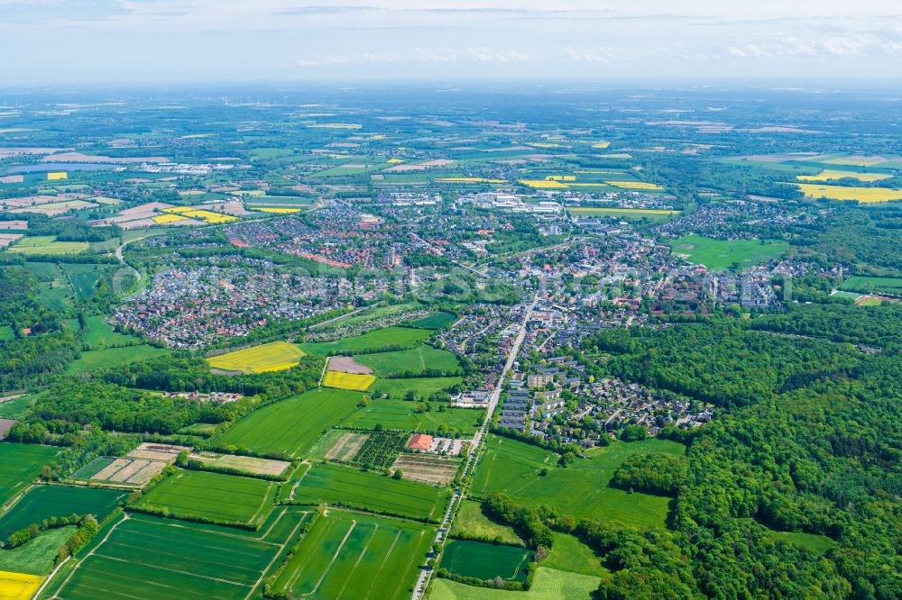 Aerial photograph Schwarzenbek - Urban area with outskirts and inner city area on the edge of agricultural fields and arable land in Schwarzenbek in the state Schleswig-Holstein, Germany