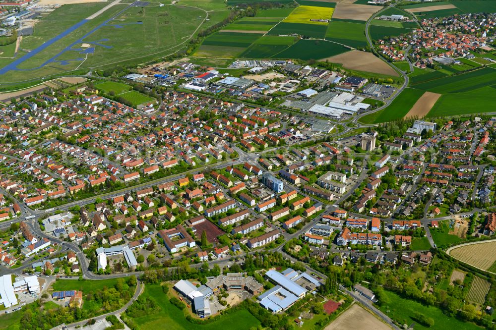 Aerial photograph Siedlung - Urban area with outskirts and inner city area on the edge of agricultural fields and arable land in Siedlung in the state Bavaria, Germany