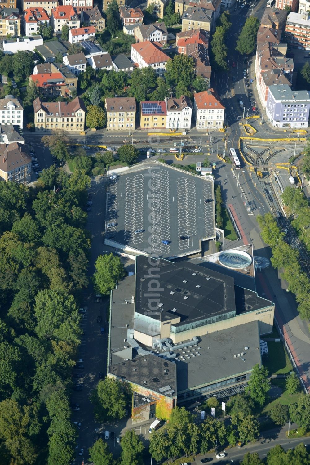Aerial image Braunschweig - Town Hall in the Southeast of downtown Braunschweig in the state of Lower Saxony. The architectural distinct events location with parking lot is located amidst trees and residential buildings