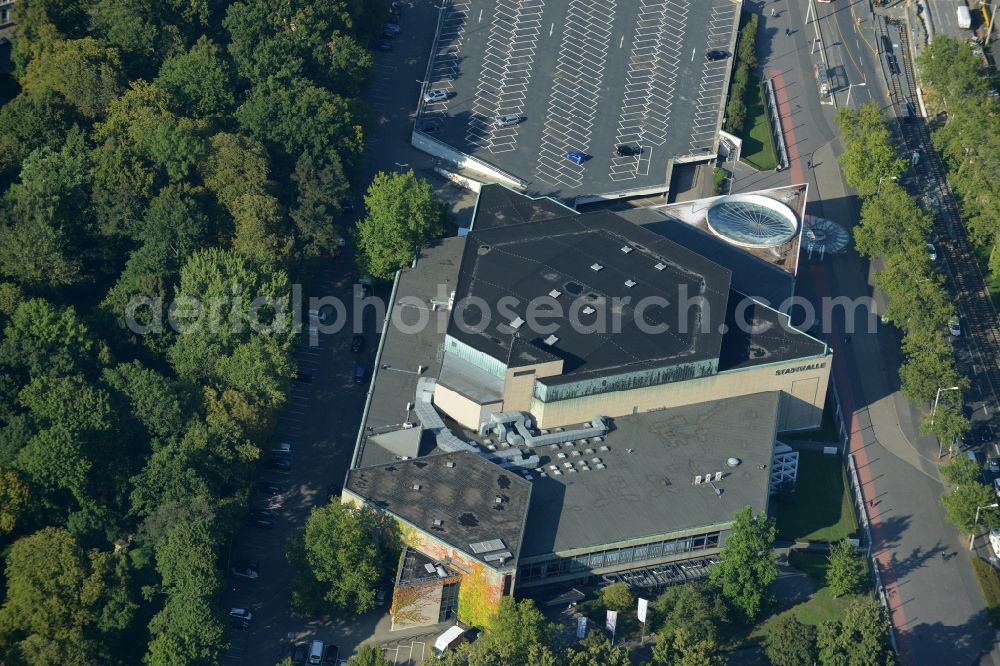 Aerial photograph Braunschweig - Town Hall in the Southeast of downtown Braunschweig in the state of Lower Saxony. The architectural distinct events location with parking lot is located amidst trees and residential buildings