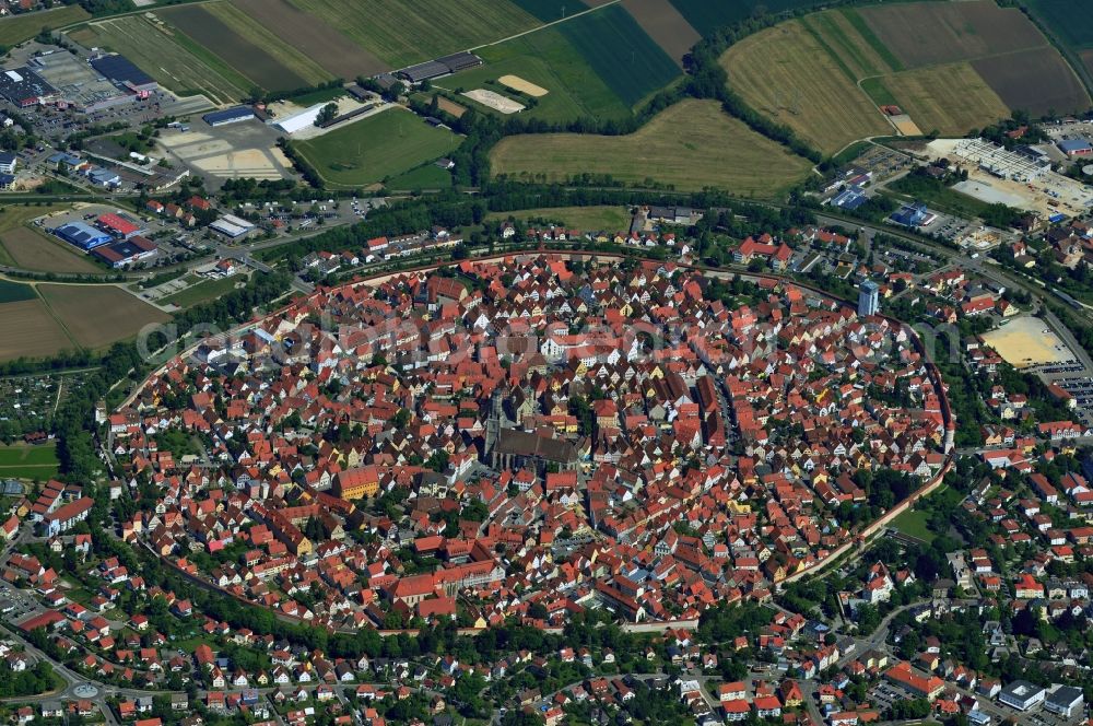 Aerial photograph Nördlingen - Town center and the historical city center ring of Noerdlingen in Bavaria