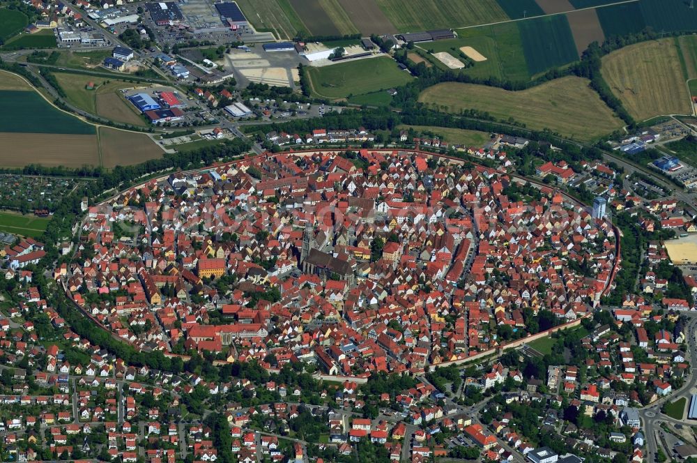 Aerial photograph Nördlingen - Town center and the historical city center ring of Noerdlingen in Bavaria