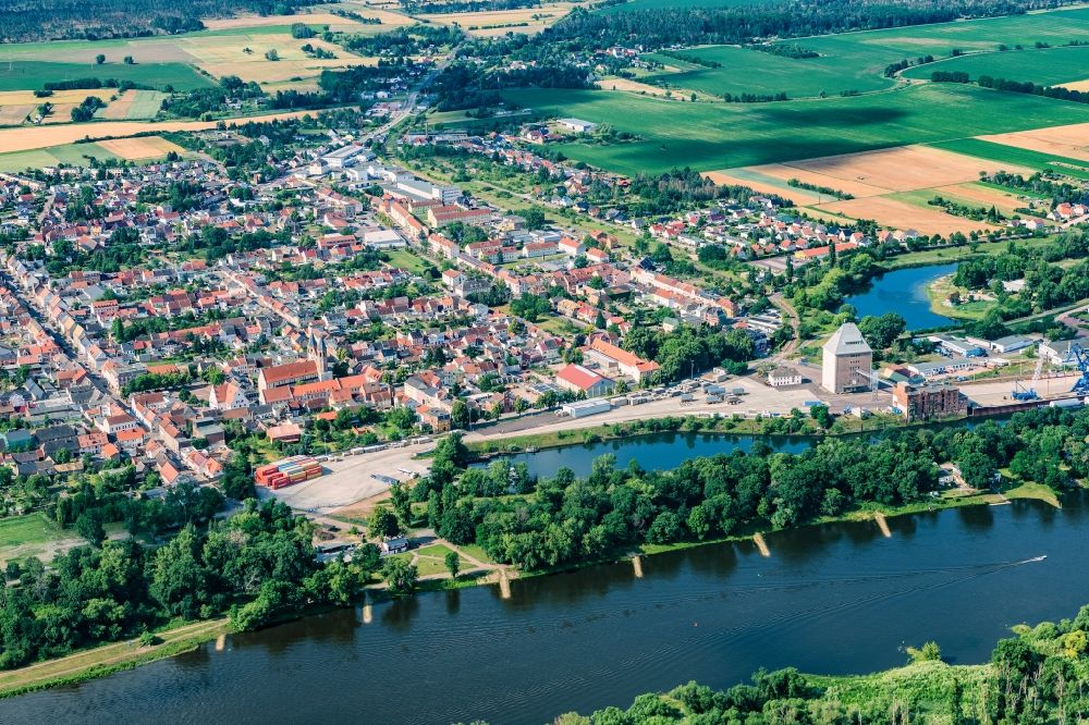 Aken from the bird's eye view: City center on the banks of the Elbe - the course of the river in Aken in the state Saxony-Anhalt, Germany