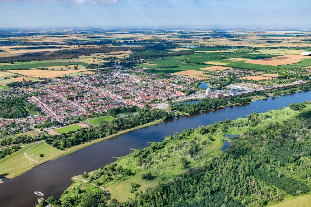 Aerial image Aken - City center on the banks of the Elbe - the course of the river in Aken in the state Saxony-Anhalt, Germany