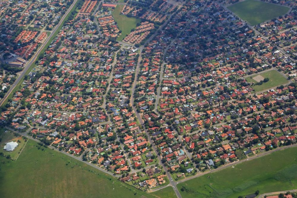 Kempton Park from the bird's eye view: Outskirts residential houses at Birchleigh North in Kempton Park in Gauteng, South Africa