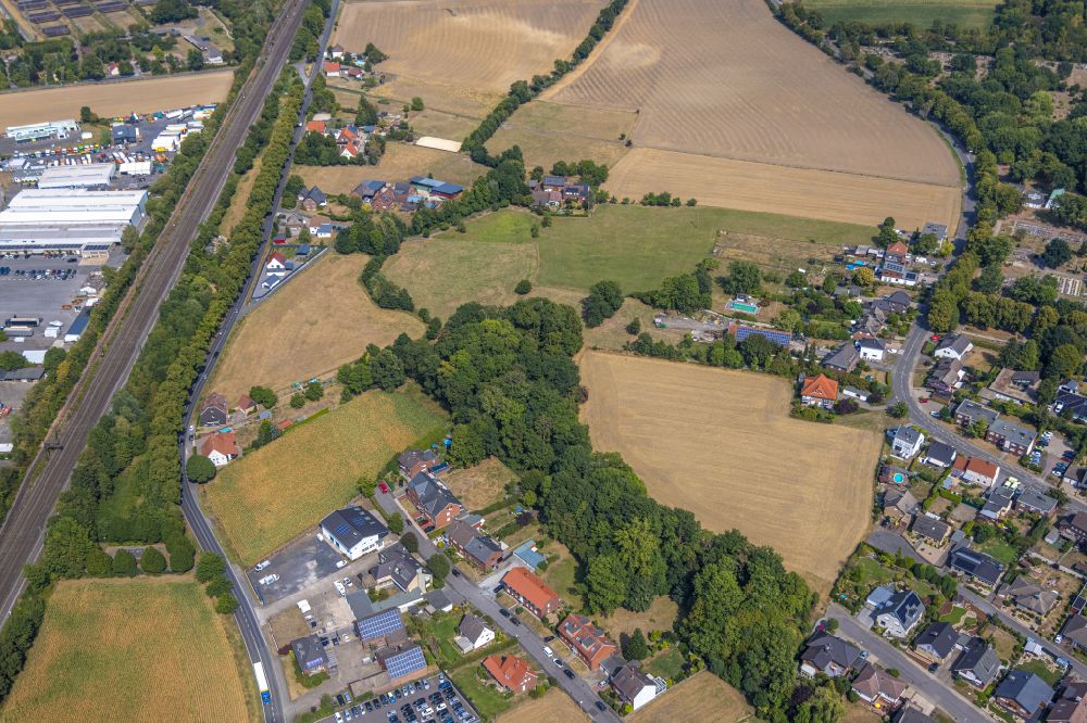Aerial image Hamm - Outskirts residential with a field along the Ennigerweg in the district Heessen in Hamm at Ruhrgebiet in the state North Rhine-Westphalia, Germany