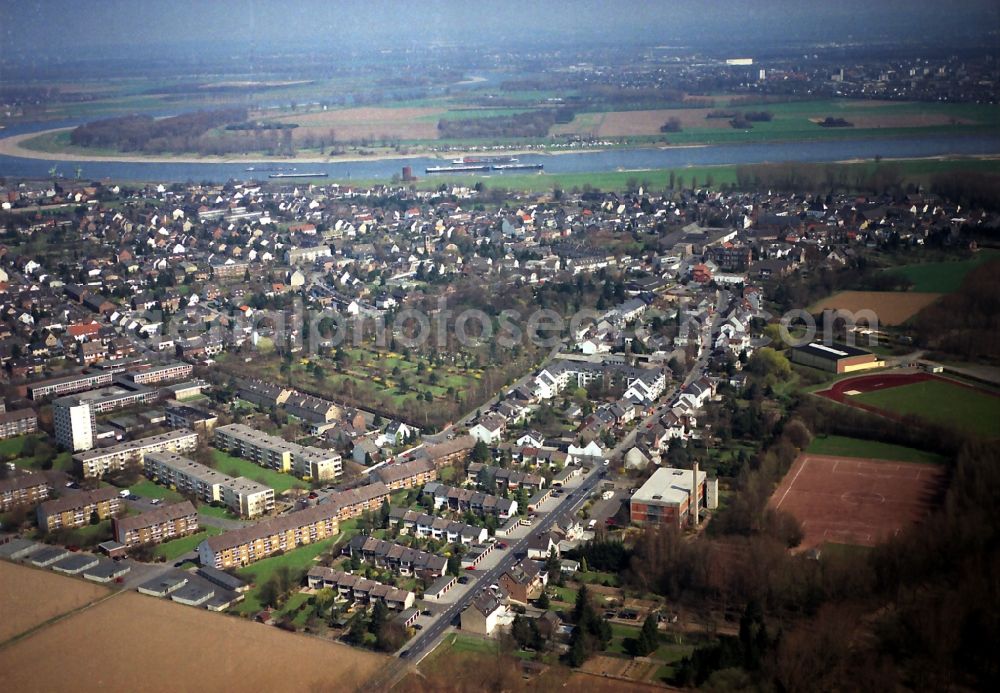 Aerial image Köln - Outskirts residential along the Sankt-Toennis-Strasse in the district Worringen in Cologne in the state North Rhine-Westphalia, Germany