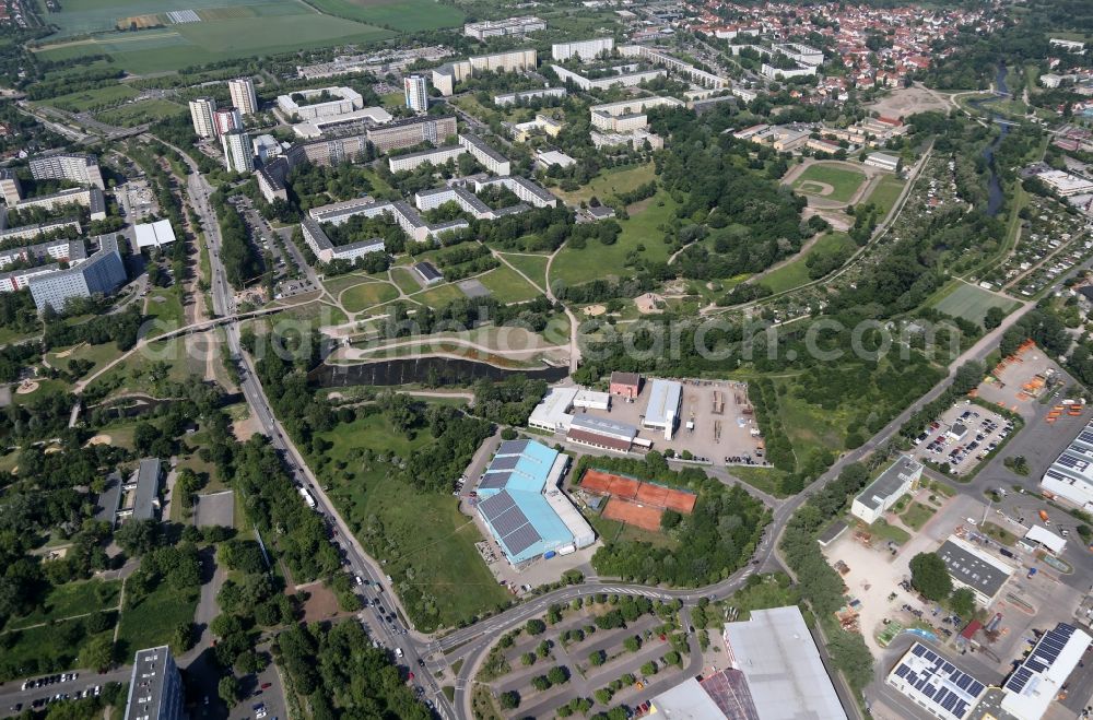 Erfurt from the bird's eye view: Outskirts residential overlooking the district Moskauer Platz and the sports grounds Sportpark on Apoldaer Strasse in the district Gispersleben in Erfurt in the state Thuringia, Germany